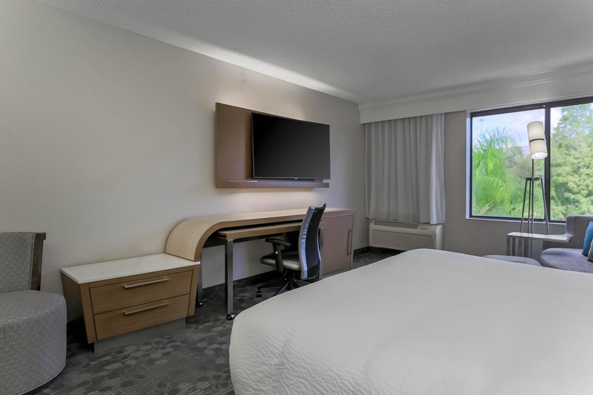 Courtyard Brandon Hotel 3*